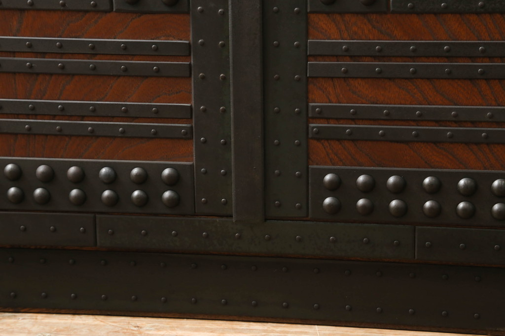 中古　びっしりと施された金具が存在感を放つ民芸城山船箪笥風サイドボード(収納棚、戸棚、テレビ台、サイドキャビネット、時代箪笥)(R-065240)