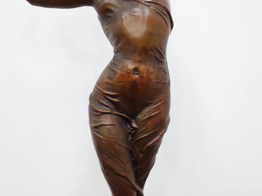 葡萄を持つ女性像　高さ約98cm　重量約21.02kg　エレガントな佇まいが魅力のブロンズ像(葡萄をかざした少女、ぶどう、ブドウ、裸婦像、置物、オブジェ)(R-079501)