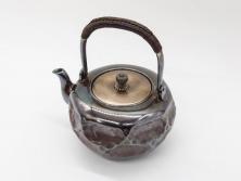 純銀　造りこまれたデザインが目を引く銀瓶(煎茶、薬缶、銀水注、湯沸し、茶道具、やかん、水指、急須)(R-079503)