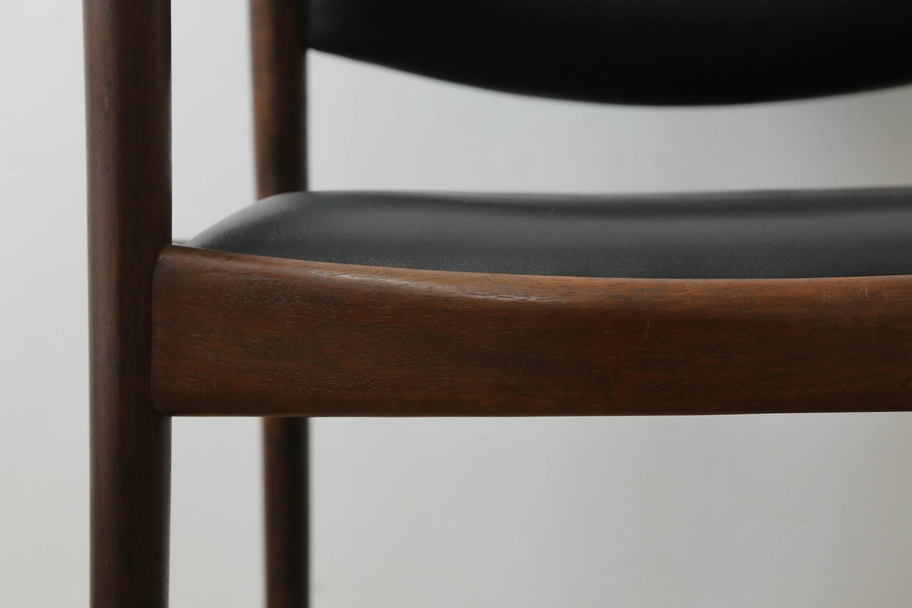 北欧ビンテージ　ノルウェー製　ブルクスボ(BRUKSBO)社　エルトン(Elton)　ローズウッド材の美しい木肌が高級感を高めるアームチェア(ダイニングチェア、ワークチェア、椅子、イス、いす、ヴィンテージ)(R-069051)