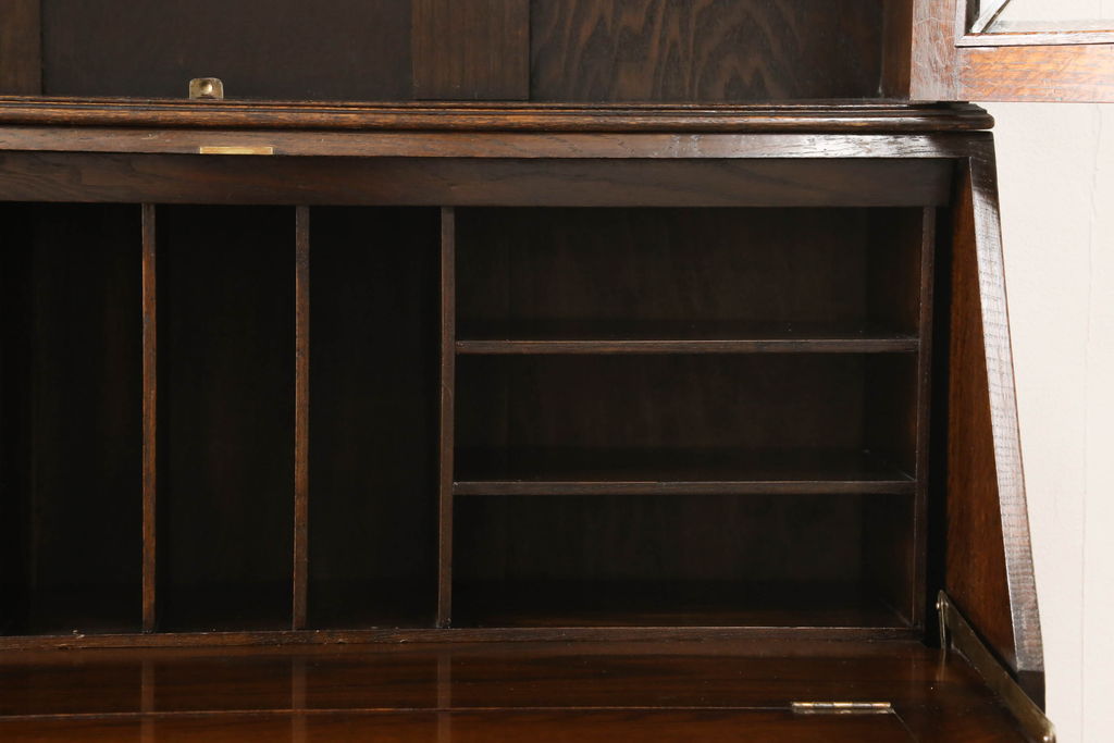イギリスアンティーク　美品　Lloyd's Antiques(ロイズ・アンティークス)取り扱い　オーク材　ステンドグラス入り　クラシカルな佇まいが美しいビューローブックケース(ライティングビューロー、本箱、飾り棚、ワークデスク、在宅ワーク用)(R-058785)