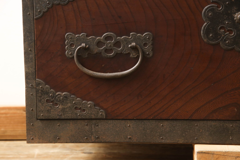 和製アンティーク　美品　前面欅(ケヤキ)　金具の立派な佐渡箪笥ローボード(小木箪笥、和たんす、時代箪笥、収納箪笥、引き出し、整理箪笥)(R-065737)