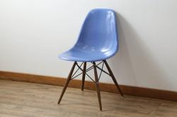 アメリカビンテージ　Hermanmiller(ハーマンミラー社)　Charles & Ray Eames(チャールズ&レイ・イームズ)　ドゥエルレッグベース(ウォールナット)　ロイヤルブルー　様々なシーンで使い勝手の良いシンプルなフォルムのシェルチェア(ダイニングチェア、椅子、イス、ヴィンテージ)(定価約12万円)(R-072796)