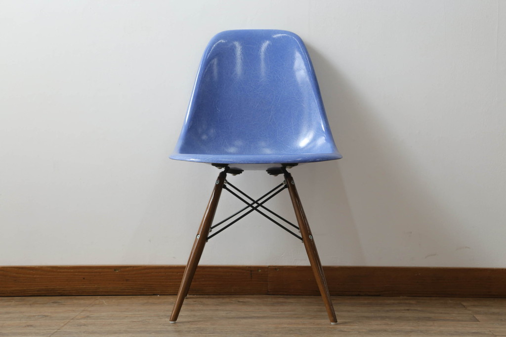 アメリカビンテージ　Hermanmiller(ハーマンミラー社)　Charles & Ray Eames(チャールズ&レイ・イームズ)　ドゥエルレッグベース(ウォールナット)　ロイヤルブルー　様々なシーンで使い勝手の良いシンプルなフォルムのシェルチェア(ダイニングチェア、椅子、イス、ヴィンテージ)(定価約12万円)(R-072796)