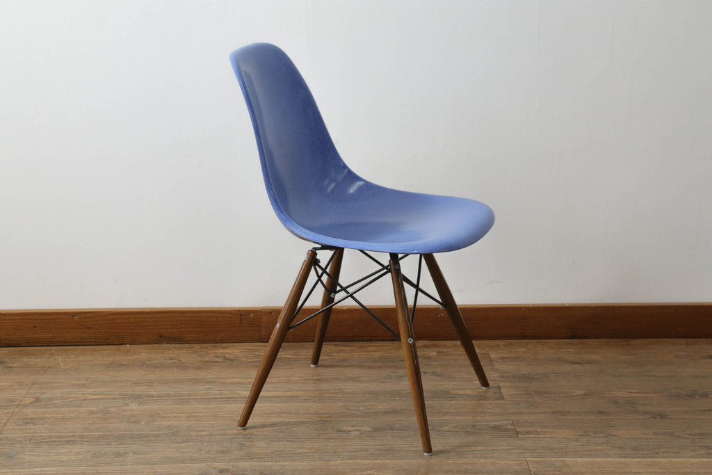 アメリカビンテージ　Hermanmiller(ハーマンミラー社)　Charles & Ray Eames(チャールズ&レイ・イームズ)　ドゥエルレッグベース(ウォールナット)　ロイヤルブルー　様々なシーンで使い勝手の良いシンプルなフォルムのシェルチェア(ダイニングチェア、椅子、イス、ヴィンテージ)(定価約12万円)(R-072796)