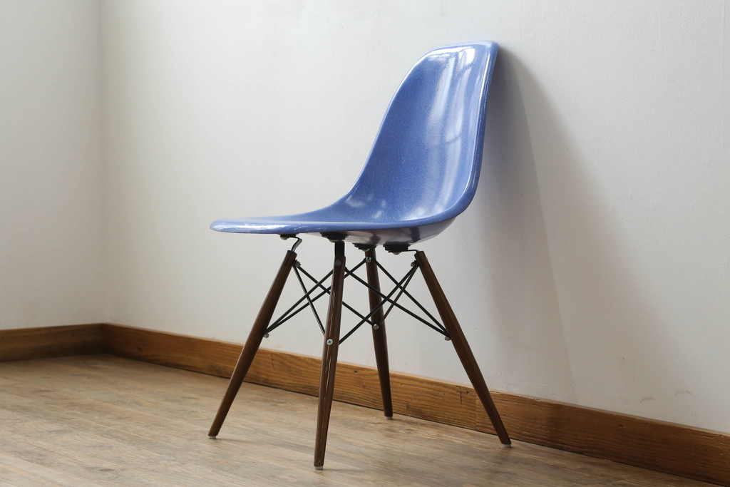 アメリカビンテージ　Hermanmiller(ハーマンミラー社)　Charles & Ray Eames(チャールズ&レイ・イームズ)　ドゥエルレッグベース(ウォールナット)　ロイヤルブルー　様々なシーンで使い勝手の良いシンプルなフォルムのシェルチェア(ダイニングチェア、椅子、イス、ヴィンテージ)(定価約12万円)(R-072796)