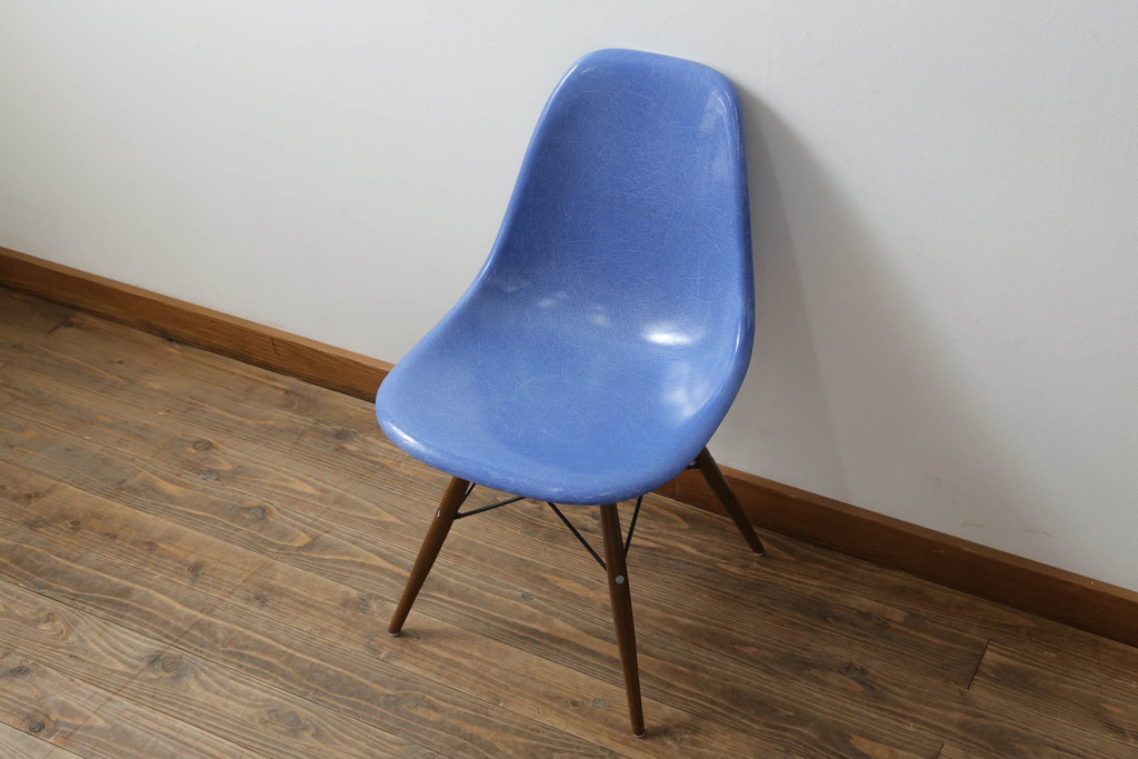 アメリカビンテージ　Hermanmiller(ハーマンミラー社)　Charles & Ray Eames(チャールズ&レイ・イームズ)　ドゥエルレッグベース(ウォールナット)　ロイヤルブルー　様々なシーンで使い勝手の良いシンプルなフォルムのシェルチェア(ダイニングチェア、椅子、イス、ヴィンテージ)(定価約12万円)(R-072796)