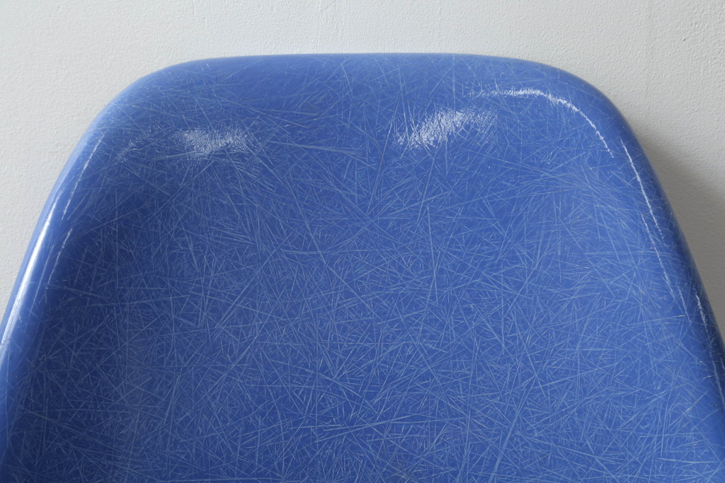 アメリカビンテージ　Hermanmiller(ハーマンミラー社)　Charles & Ray Eames(チャールズ&レイ・イームズ)　ドゥエルレッグベース(ウォールナット)　ロイヤルブルー　様々なシーンで使い勝手の良いシンプルなフォルムのシェルチェア(ダイニングチェア、椅子、イス、ヴィンテージ)(定価約12万円)(R-072796)