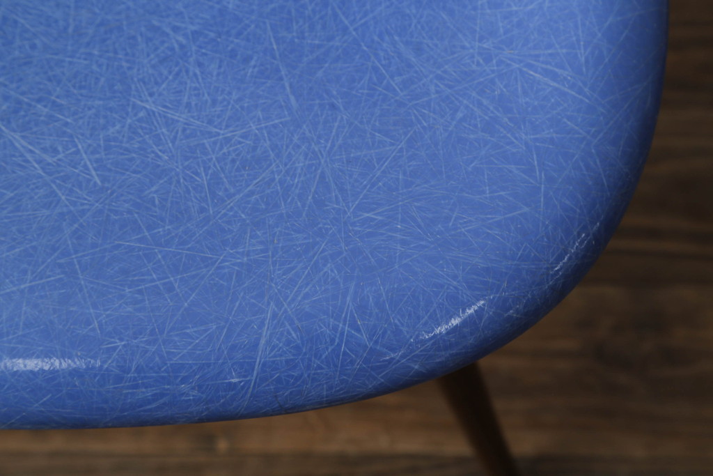 アメリカビンテージ　Hermanmiller(ハーマンミラー社)　Charles & Ray Eames(チャールズ&レイ・イームズ)　ドゥエルレッグベース(ウォールナット)　ロイヤルブルー　様々なシーンで使い勝手の良いシンプルなフォルムのシェルチェア(ダイニングチェア、椅子、イス、ヴィンテージ)(定価約12万円)(R-072796)