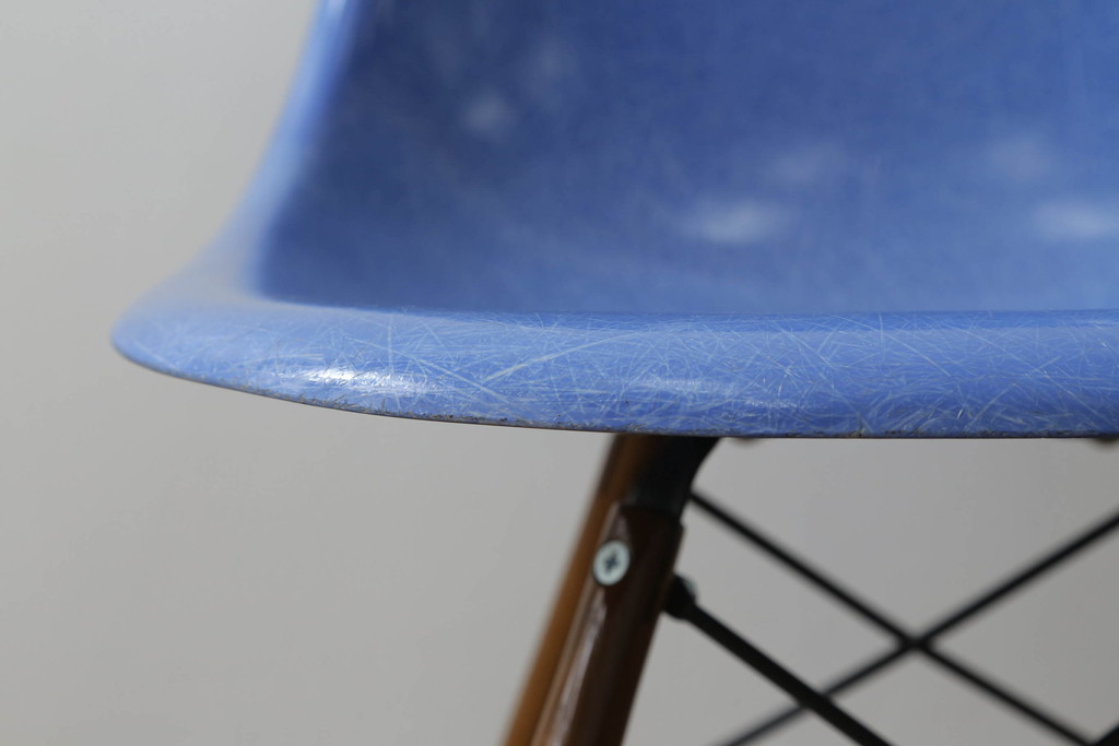 アメリカビンテージ　Hermanmiller(ハーマンミラー社)　Charles & Ray Eames(チャールズ&レイ・イームズ)　ドゥエルレッグベース(ウォールナット)　ロイヤルブルー　様々なシーンで使い勝手の良いシンプルなフォルムのシェルチェア(ダイニングチェア、椅子、イス、ヴィンテージ)(定価約12万円)(R-072796)