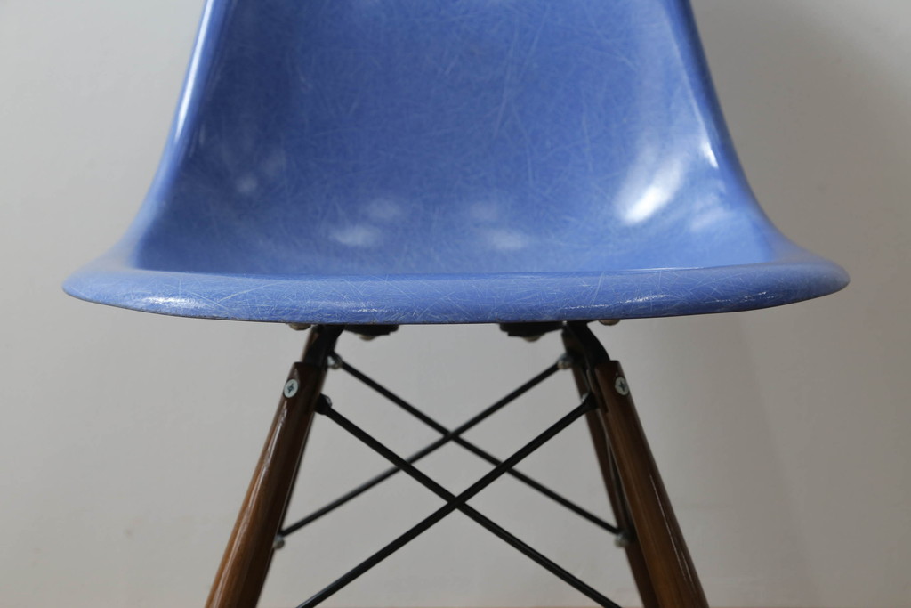 アメリカビンテージ　Hermanmiller(ハーマンミラー社)　Charles & Ray Eames(チャールズ&レイ・イームズ)　ドゥエルレッグベース(ウォールナット)　ロイヤルブルー　様々なシーンで使い勝手の良いシンプルなフォルムのシェルチェア(ダイニングチェア、椅子、イス、ヴィンテージ)(定価約12万円)(R-072796)