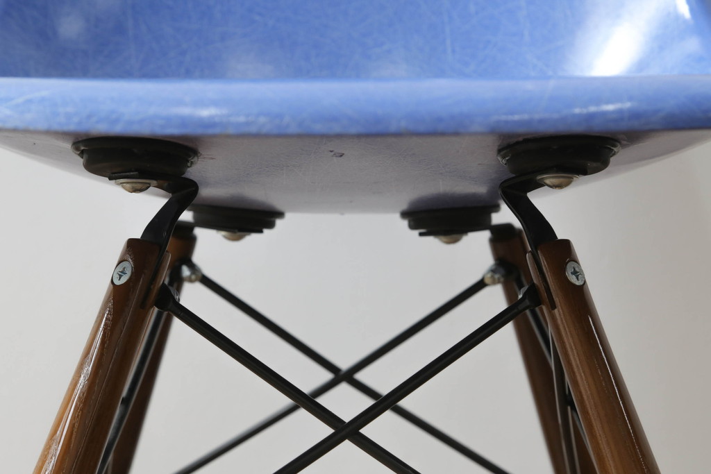 アメリカビンテージ　Hermanmiller(ハーマンミラー社)　Charles & Ray Eames(チャールズ&レイ・イームズ)　ドゥエルレッグベース(ウォールナット)　ロイヤルブルー　様々なシーンで使い勝手の良いシンプルなフォルムのシェルチェア(ダイニングチェア、椅子、イス、ヴィンテージ)(定価約12万円)(R-072796)
