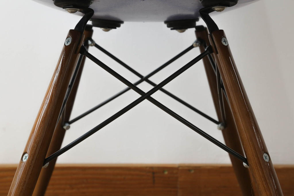 アメリカビンテージ　Hermanmiller(ハーマンミラー社)　Charles & Ray Eames(チャールズ&レイ・イームズ)　ドゥエルレッグベース(ウォールナット)　ロイヤルブルー　様々なシーンで使い勝手の良いシンプルなフォルムのシェルチェア(ダイニングチェア、椅子、イス、ヴィンテージ)(定価約12万円)(R-072796)