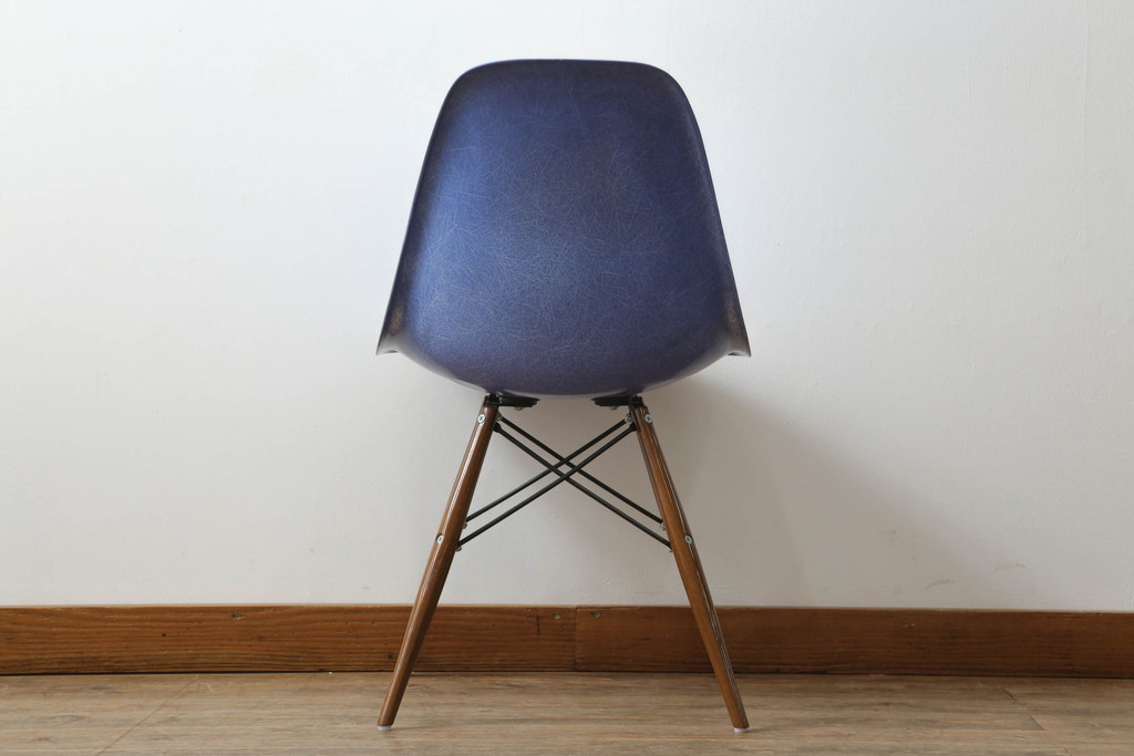 アメリカビンテージ　Hermanmiller(ハーマンミラー社)　Charles & Ray Eames(チャールズ&レイ・イームズ)　ドゥエルレッグベース(ウォールナット)　ロイヤルブルー　様々なシーンで使い勝手の良いシンプルなフォルムのシェルチェア(ダイニングチェア、椅子、イス、ヴィンテージ)(定価約12万円)(R-072796)
