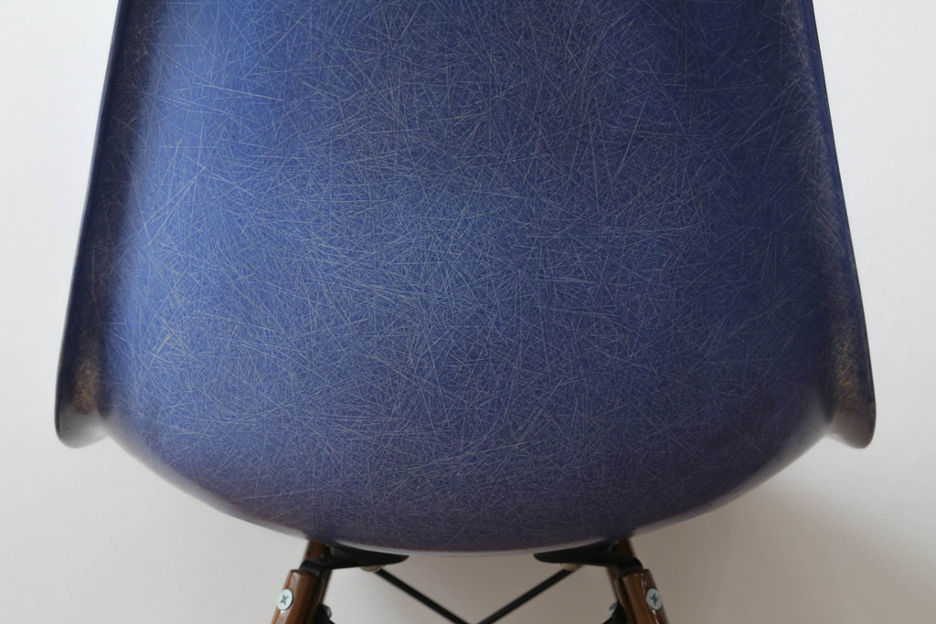 アメリカビンテージ　Hermanmiller(ハーマンミラー社)　Charles & Ray Eames(チャールズ&レイ・イームズ)　ドゥエルレッグベース(ウォールナット)　ロイヤルブルー　様々なシーンで使い勝手の良いシンプルなフォルムのシェルチェア(ダイニングチェア、椅子、イス、ヴィンテージ)(定価約12万円)(R-072796)