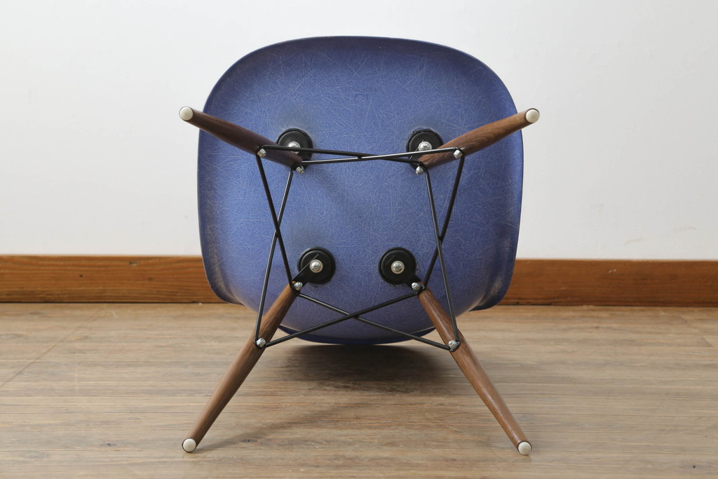アメリカビンテージ　Hermanmiller(ハーマンミラー社)　Charles & Ray Eames(チャールズ&レイ・イームズ)　ドゥエルレッグベース(ウォールナット)　ロイヤルブルー　様々なシーンで使い勝手の良いシンプルなフォルムのシェルチェア(ダイニングチェア、椅子、イス、ヴィンテージ)(定価約12万円)(R-072796)