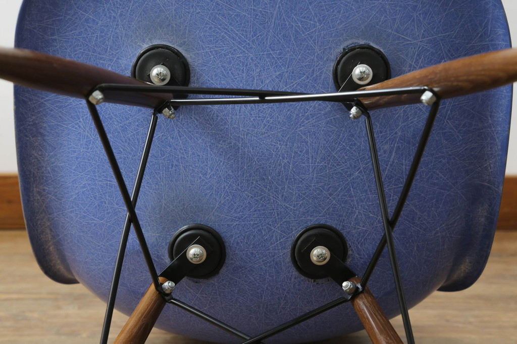 アメリカビンテージ　Hermanmiller(ハーマンミラー社)　Charles & Ray Eames(チャールズ&レイ・イームズ)　ドゥエルレッグベース(ウォールナット)　ロイヤルブルー　様々なシーンで使い勝手の良いシンプルなフォルムのシェルチェア(ダイニングチェア、椅子、イス、ヴィンテージ)(定価約12万円)(R-072796)