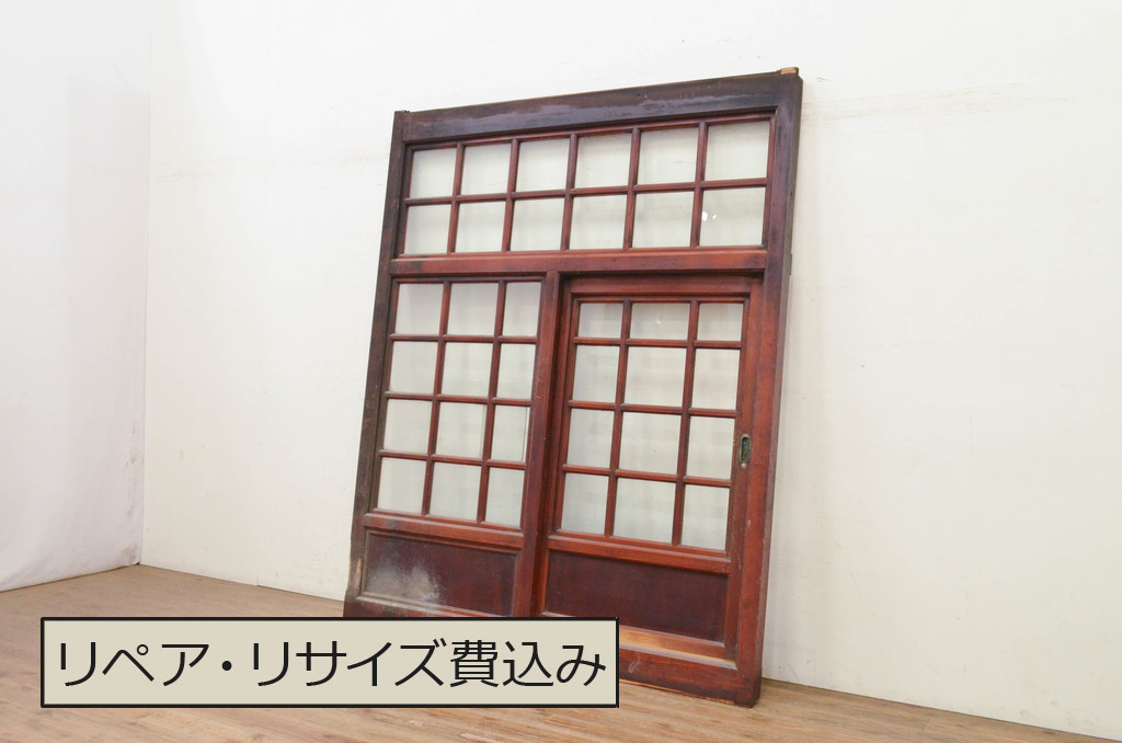 アンティーク建具　激レア　希少!!　檜(ヒノキ)・欅(ケヤキ)材　重厚感あるデザインと升目(マス目)が魅力的な漆塗りのガラス入りくぐり戸(きつね格子、狐格子、蔵戸、玄関戸、格子戸、ガラス戸、引き戸)(R-072135)
