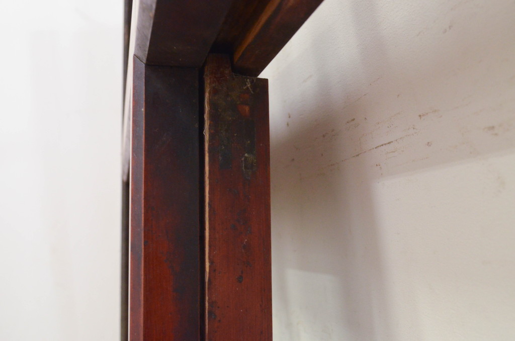 アンティーク建具　激レア　希少!!　檜(ヒノキ)・欅(ケヤキ)材　重厚感あるデザインと升目(マス目)が魅力的な漆塗りのガラス入りくぐり戸(きつね格子、狐格子、蔵戸、玄関戸、格子戸、ガラス戸、引き戸)(R-072135)