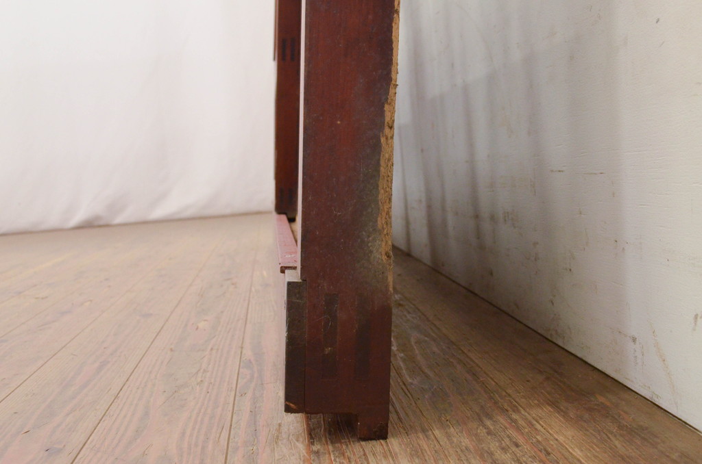 アンティーク建具　激レア　希少!!　檜(ヒノキ)・欅(ケヤキ)材　重厚感あるデザインと升目(マス目)が魅力的な漆塗りのガラス入りくぐり戸(きつね格子、狐格子、蔵戸、玄関戸、格子戸、ガラス戸、引き戸)(R-072135)
