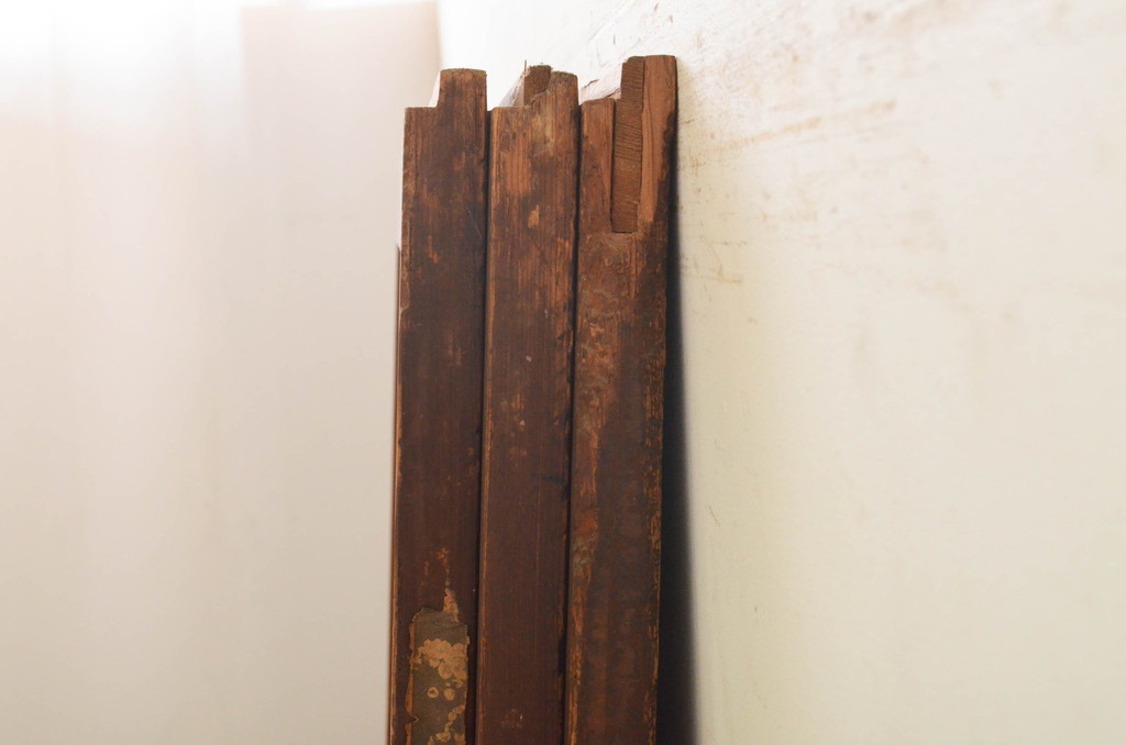 アンティーク建具　杉材　一枚板　味わい深い色合いと木目が魅力的な板戸3枚セット(引き戸)(R-071978)