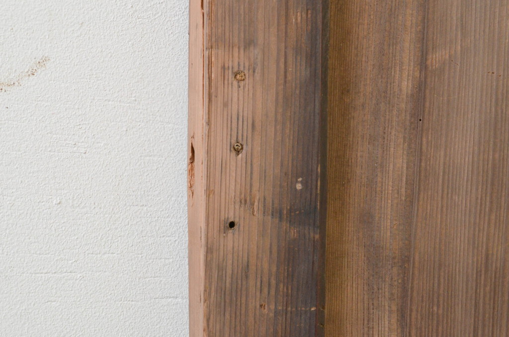 アンティーク建具　杉材　時を経た風合いが味わい深い一枚板の板戸1枚(木製扉)(R-071623)