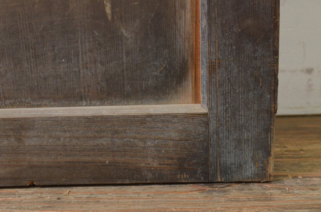 アンティーク建具　杉材　時を経た風合いが味わい深い一枚板の板戸1枚(木製扉)(R-071623)