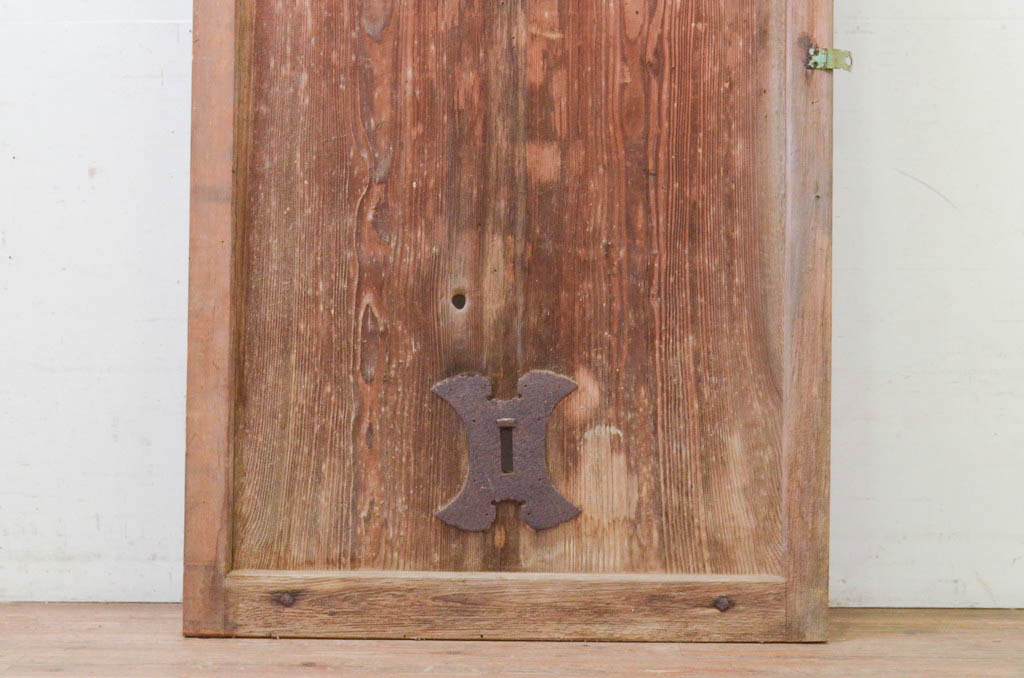 アンティーク建具　杉材　金具がアクセントの和の趣溢れる蔵戸1枚(引き戸、玄関戸)(R-071951)