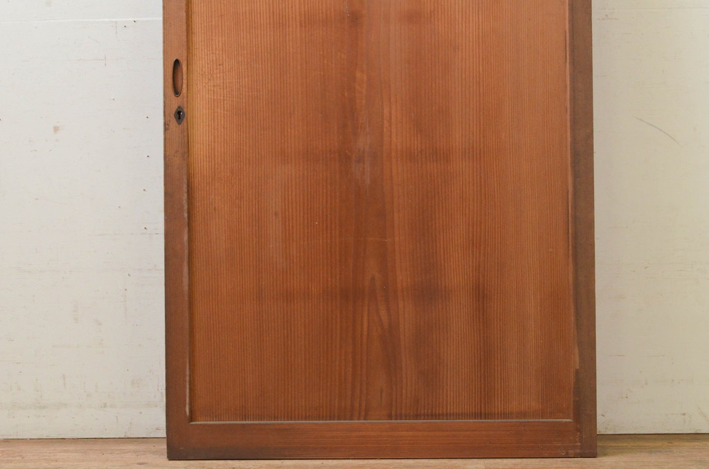 アンティーク建具　杉材　一枚板　どこか懐かしい雰囲気漂う引き戸1枚(板戸)(R-071629)
