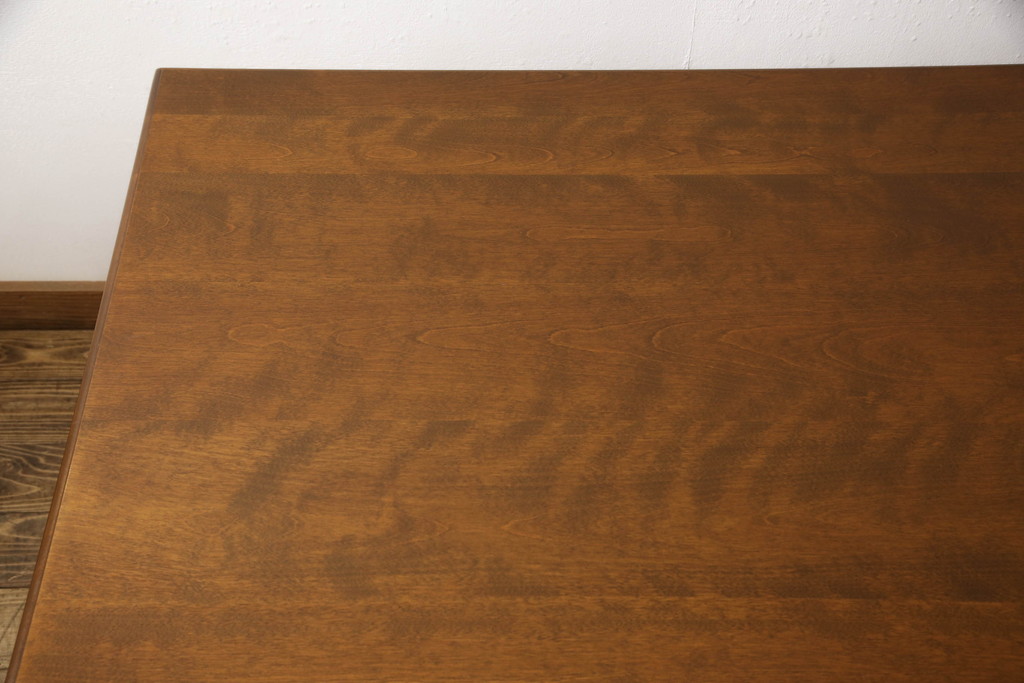 中古　美品　横浜クラシック家具　ダニエル(daniel)　ヨーロピアンな装飾が上品なダイニングテーブル(ミッシェルテーブル、4人掛け、6人掛け)(定価約46万円)(R-063217)