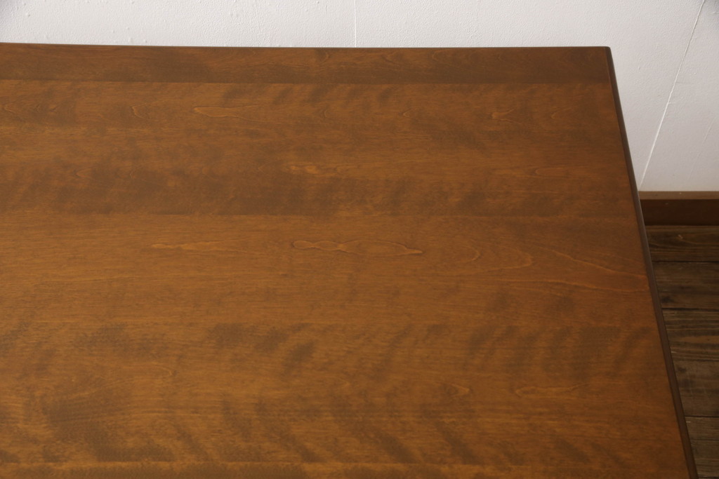 中古　美品　横浜クラシック家具　ダニエル(daniel)　ヨーロピアンな装飾が上品なダイニングテーブル(ミッシェルテーブル、4人掛け、6人掛け)(定価約46万円)(R-063217)