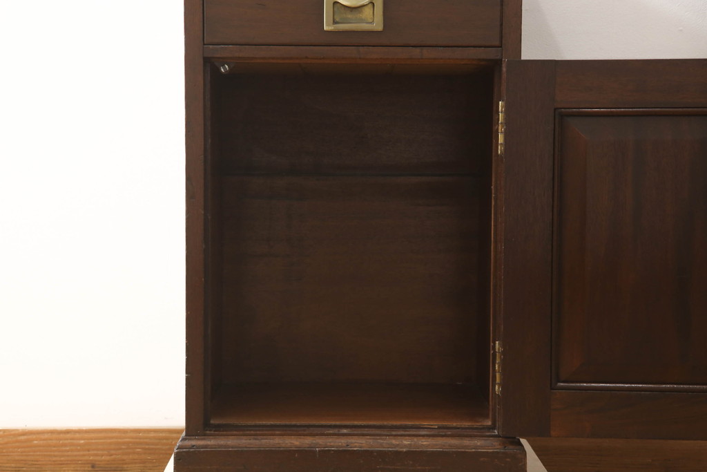 イギリスアンティーク　Lloyd's Antiques(ロイズ・アンティークス)　マホガニー材　クラシカルな雰囲気溢れる大振りなサイドキャビネット(サイドテーブル、収納棚、戸棚、引き出し、電話台、英国)(R-065977)　