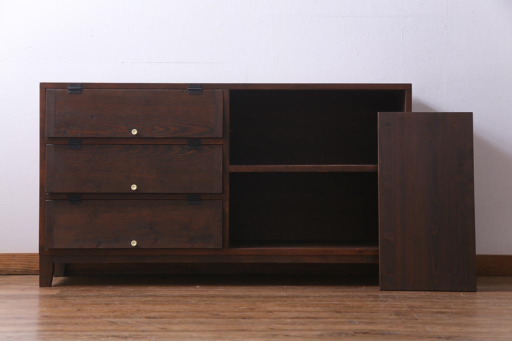【オーダー注文・受注生産商品】ラフジュ工房オリジナル　脚付き 明治期の松材が味わい深いパタパタ扉のリビングボード(下駄箱、収納棚、サイドボード)