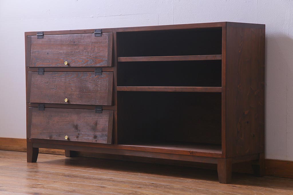 【オーダー注文・受注生産商品】ラフジュ工房オリジナル　脚付き 明治期の松材が味わい深いパタパタ扉のリビングボード(下駄箱、収納棚、サイドボード)