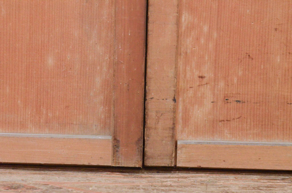 アンティーク建具　杉材　柾目が美しい!落ち着いた和の空間を演出する横浅入り板戸窓2枚セット(引き戸)(R-071962)