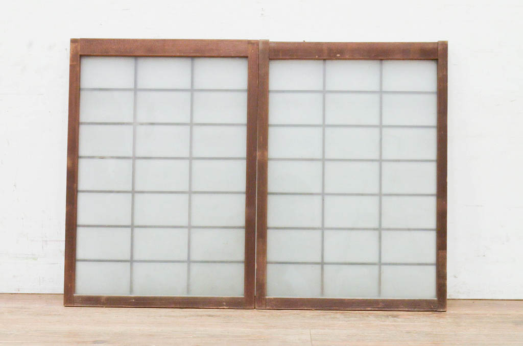 アンティーク建具　どこか懐かしい雰囲気漂う格子入りガラス窓2枚セット(引き戸、格子戸、ガラス戸)(R-071965)