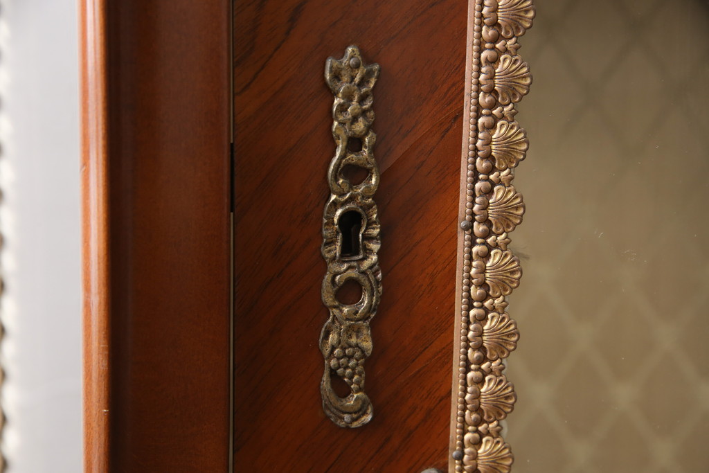 中古　真鍮の飾りが付いたアンティーク風の高級イタリアキャビネット(ガラスキャビネット、ショーケース、飾り棚)(定価約65万円)(R-051406)