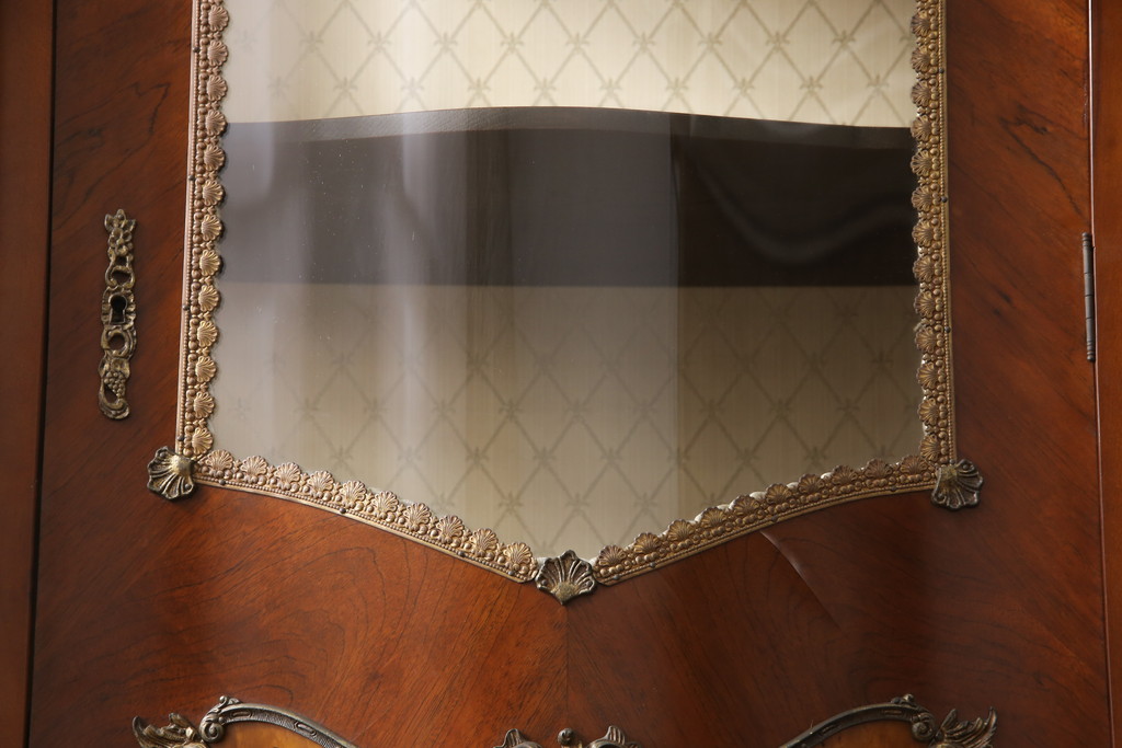 中古　真鍮の飾りが付いたアンティーク風の高級イタリアキャビネット(ガラスキャビネット、ショーケース、飾り棚)(定価約65万円)(R-051406)