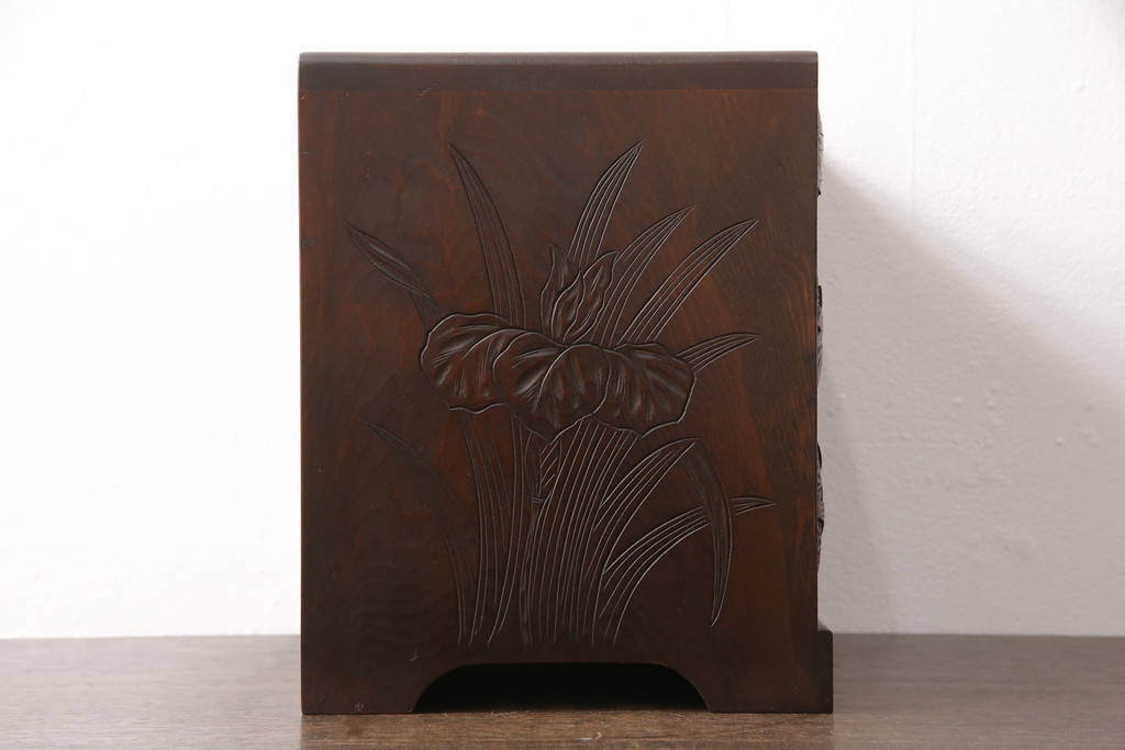 中古　美品　伝統工芸　日光彫り　大胆にあしらわれた花の図柄が魅力的な小引き出し(小物収納・卓上収納)(R-054470)
