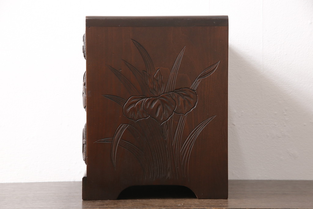 中古　美品　伝統工芸　日光彫り　大胆にあしらわれた花の図柄が魅力的な小引き出し(小物収納・卓上収納)(R-054470)