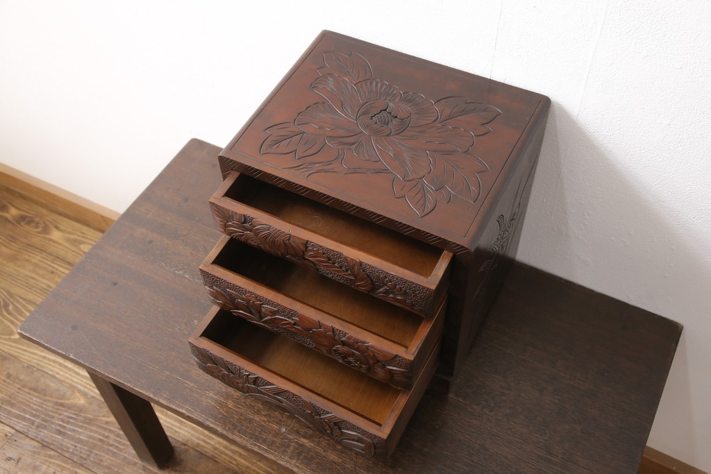 中古　美品　伝統工芸　日光彫り　大胆にあしらわれた花の図柄が魅力的な小引き出し(小物収納・卓上収納)(R-054470)