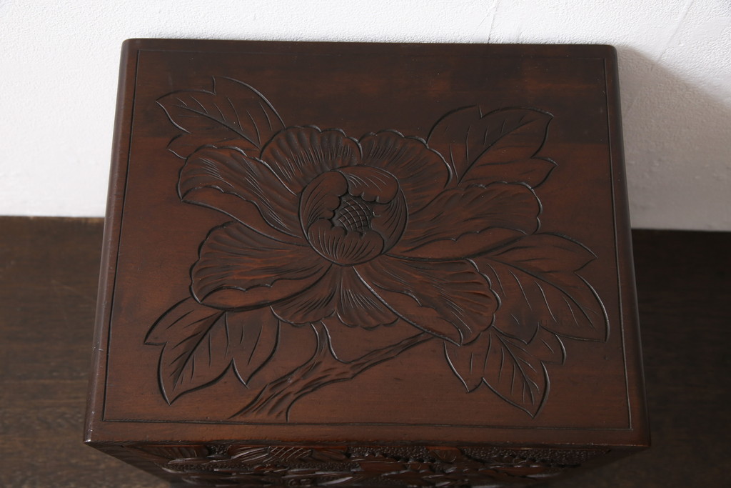 中古　美品　伝統工芸　日光彫り　大胆にあしらわれた花の図柄が魅力的な小引き出し(小物収納・卓上収納)(R-054470)