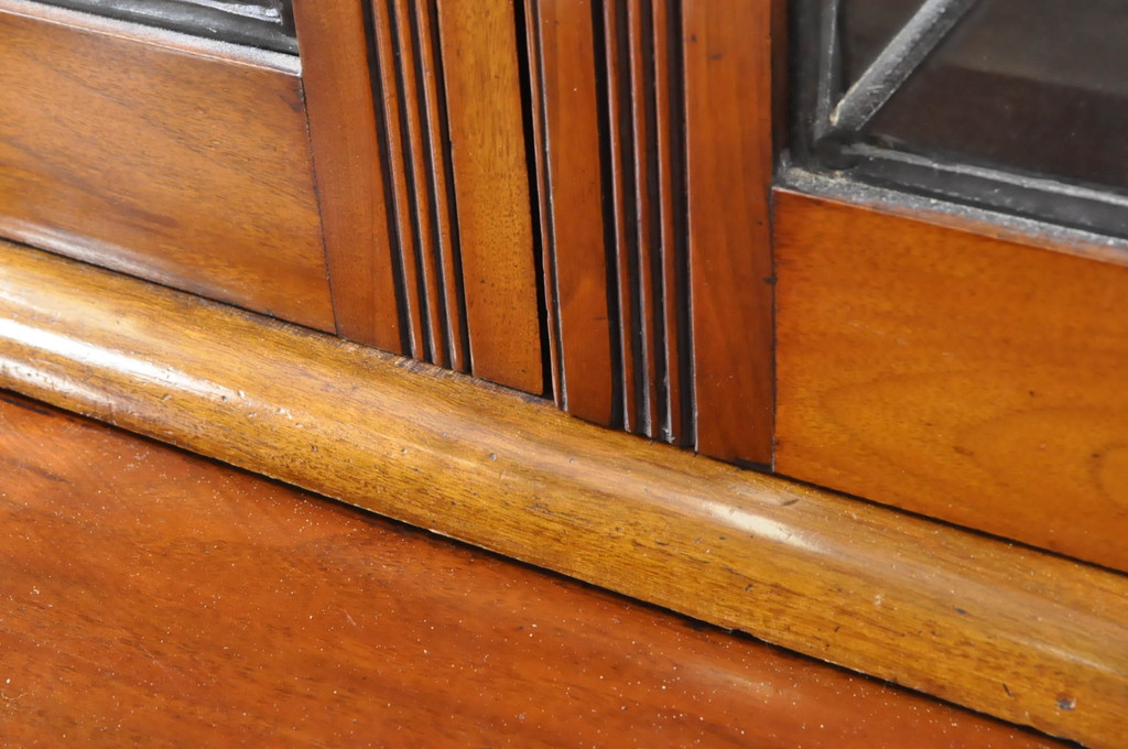 イギリスアンティーク　Lloyd’s Antiques(ロイズ・アンティークス)取り扱い　マホガニー材　随所に施された装飾が光るステンドグラスブックケース(キャビネット、食器棚、本箱、カップボード、収納棚、戸棚、英国)(R-065858)