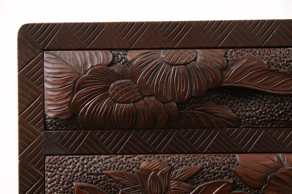 中古　美品　伝統工芸　日光彫り　大胆にあしらわれた花の図柄が魅力的な小引き出し(小物収納・卓上収納)(R-054470)