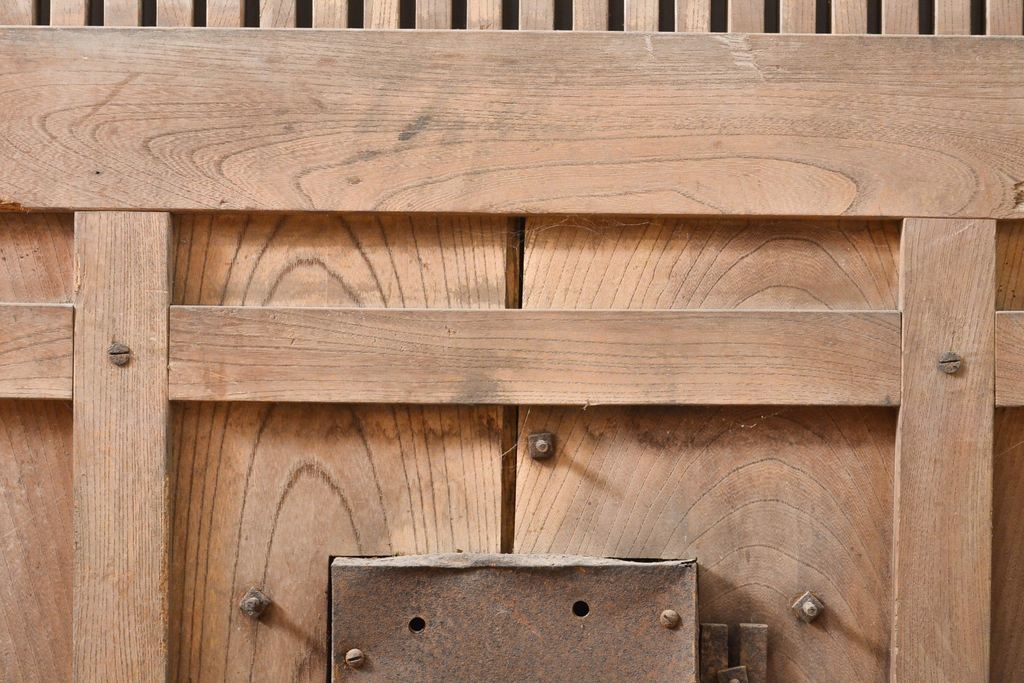 和製アンティーク　総ケヤキ材　存在感ある金具が目を引く格子蔵戸1枚(玄関戸、引き戸、建具)(R-055072)