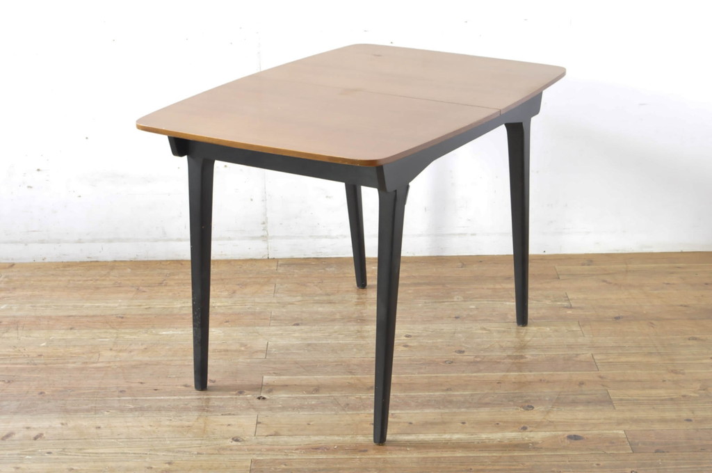イギリスビンテージ　チーク材　小振りなサイズが使いやすい!!洗練されたデザインのダイニングテーブル(2人掛け、4人掛け、エクステンションテーブル、拡張式テーブル、食卓、英国、ヴィンテージ)(R-065821)