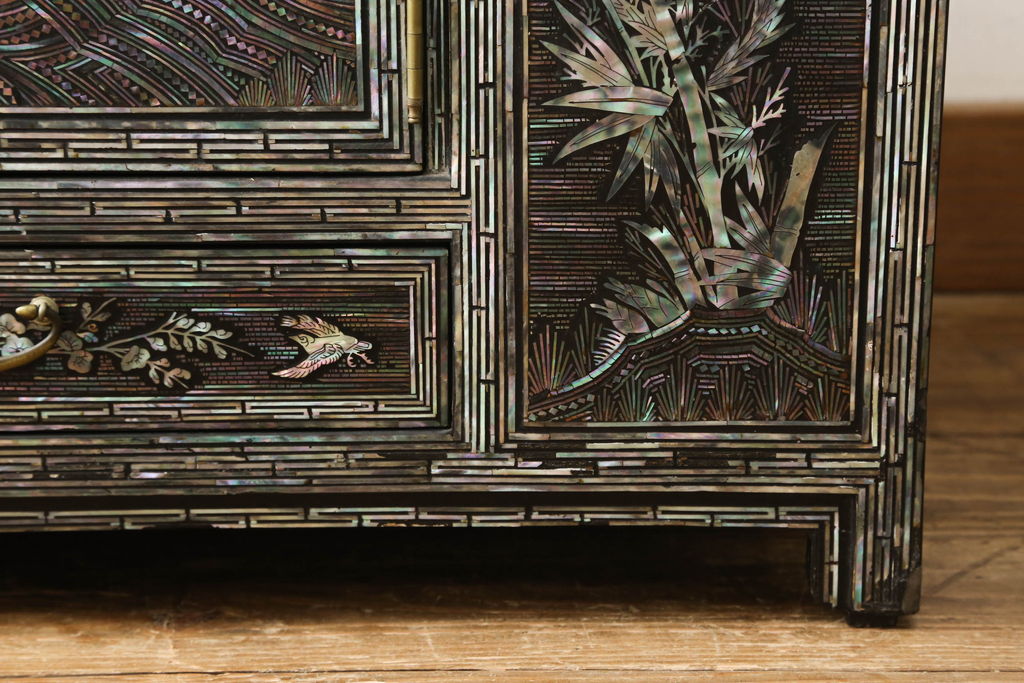 中古　美品　豪華絢爛!　繊細な螺鈿(ラデン)細工が美しく描かれたサイドボード(収納棚、戸棚、リビングボード、テレビ台)(R-058349)