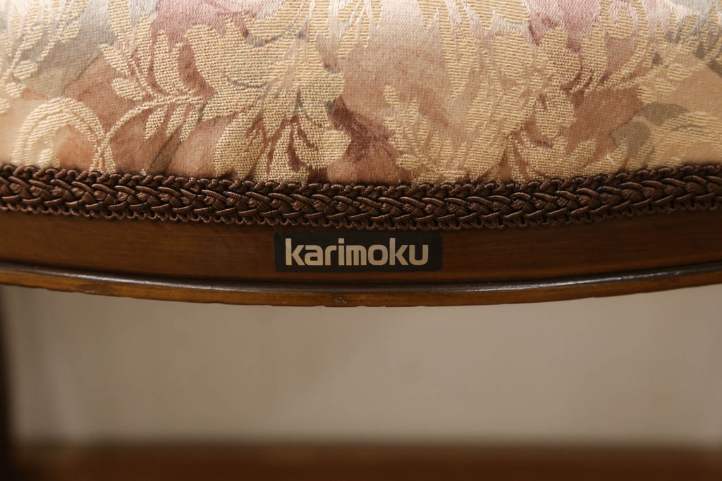 中古　カリモク家具(karimoku)　domani(ドマーニ)　Louis(ルイ)XVシリーズ　淡い色合いと凝ったデザインが気品を感じさせるダイニングチェア2脚セット(定価　2脚約34万円)(椅子)(R-052354)