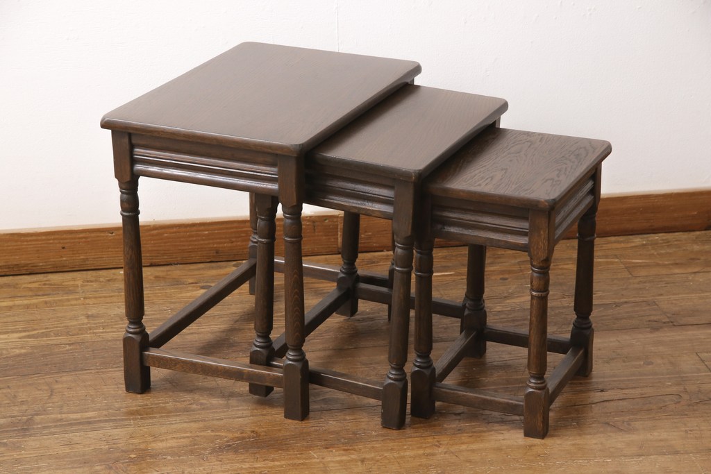 イギリスアンティーク　ニレ材　クラシカルな雰囲気漂うネストテーブル(サイドテーブル、カフェテーブル)(R-050219)