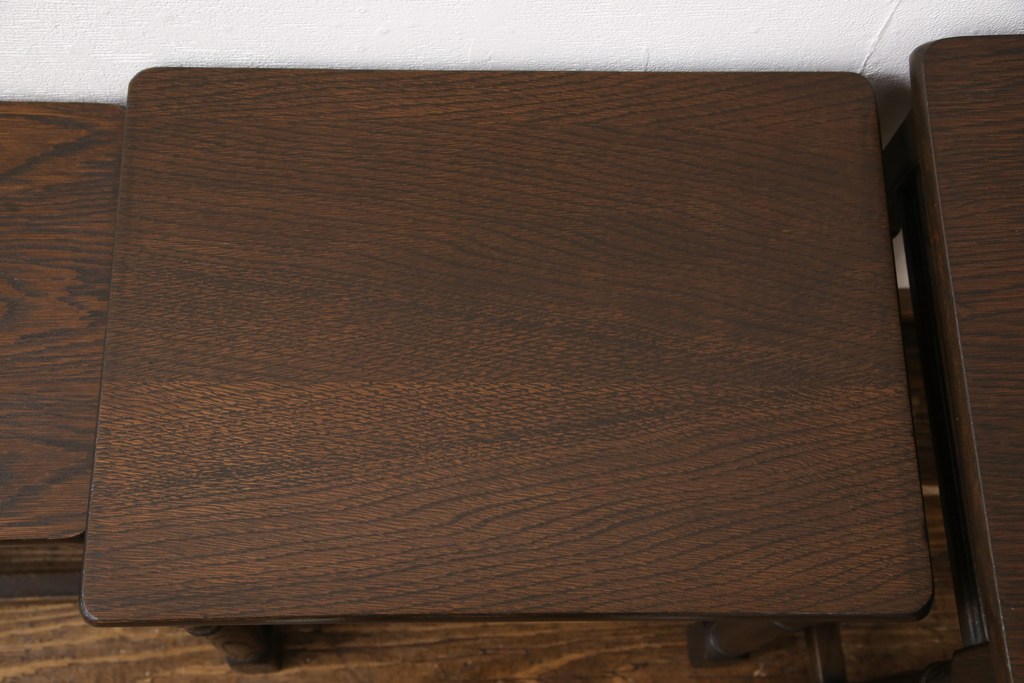 イギリスアンティーク　ニレ材　クラシカルな雰囲気漂うネストテーブル(サイドテーブル、カフェテーブル)(R-050219)